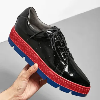 2019 Kvinder Fladskærms-Platform Sneakers Sko Damer Patent læder Tyk bund Casual sko Kniplinger op Lejligheder Spidse sko slyngplanter