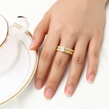 2017 Nye Mode Keramiske Ringe i Rustfrit Stål & Gul Farve Enkle Smykker Ring Med Bling Crystal til Kvinder Julegave