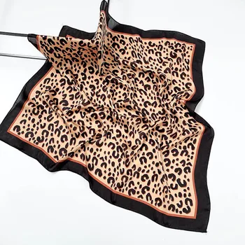 2020 Efterligning Silke Firkantet Tørklæde Med Leopard Foråret Sommeren Kvinder Tørklæde Lille Størrelse Halstørklæde Kontor Dame Hals Wrap Sjaler Bandana