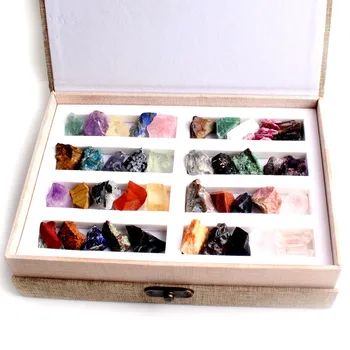 40 Former Masser Blandet Naturlig Krystal Rockstone Mineraler Prøve Uslebne Smykkesten Mini sten Reiki Healing Med en kasse